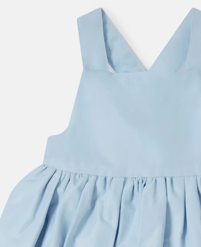 Ärmelloses Tüllkleid mit Blütenblatt-Einsätzen