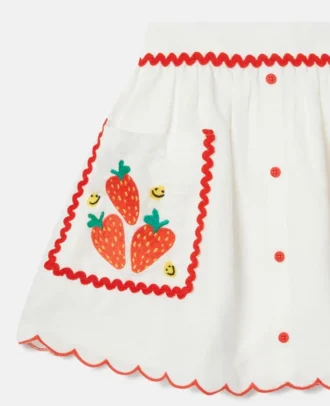 Rock mit gestickten Erdbeeren und Wellenkante