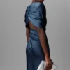Satin-Maxikleid mit kurzen Ärmeln