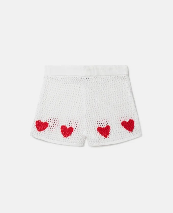 Shorts mit gehäkelten Herzen