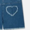 Stretch-Jeansshorts mit Fransen-Herz-Aufnäher