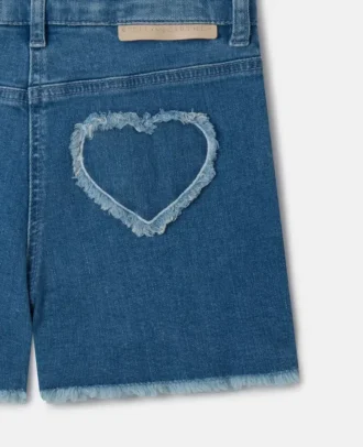 Stretch-Jeansshorts mit Fransen-Herz-Aufnäher