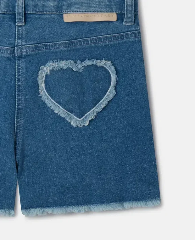 Stretch-Jeansshorts mit Fransen-Herz-Aufnäher