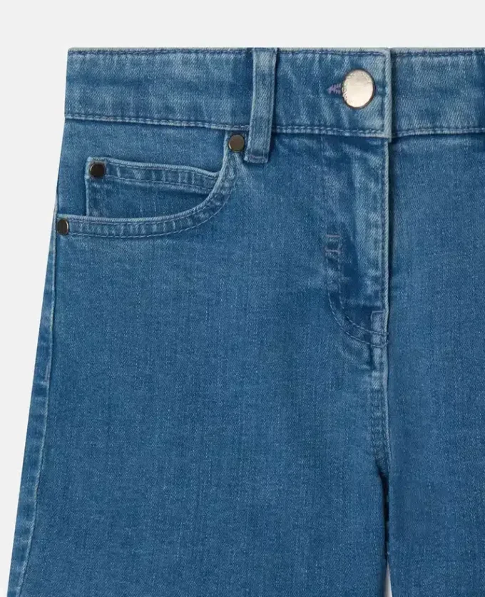 Stretch-Jeansshorts mit Fransen-Herz-Aufnäher