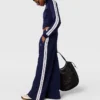 Trackjacke mit hohem Kragen und doppelten Streifen