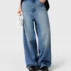 Verwaschene High-Waist-Jeans mit weitem Bein
