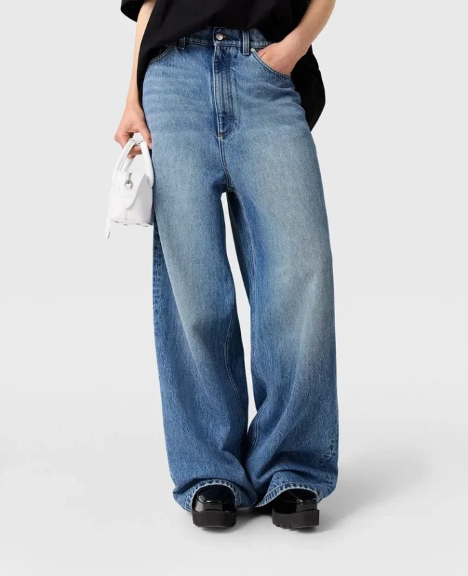 Verwaschene High-Waist-Jeans mit weitem Bein