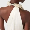 Verziertes asymmetrisches Satinkleid mit Neckholder