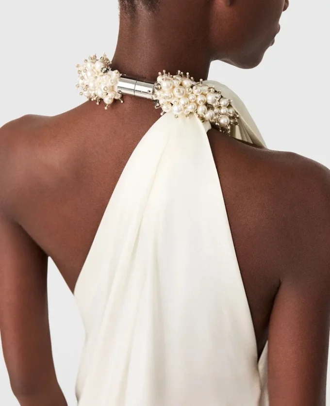 Verziertes asymmetrisches Satinkleid mit Neckholder
