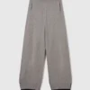 Weite Hose mit kontrastierenden Einsätzen