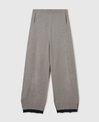 Weite Hose mit kontrastierenden Einsätzen