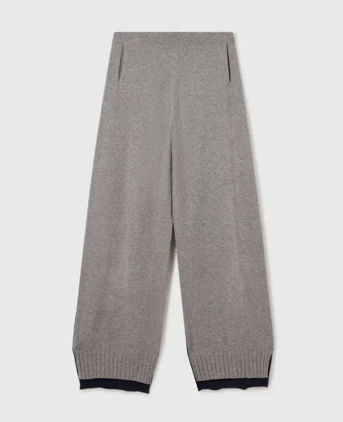 Weite Hose mit kontrastierenden Einsätzen