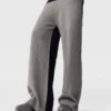Weite Hose mit kontrastierenden Einsätzen