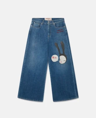 Weite Jeans mit kleiner schwarzer Hasenstickerei