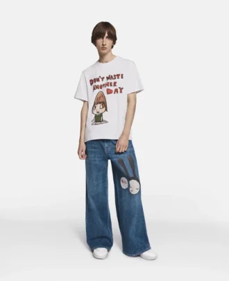 Weite Jeans mit kleiner schwarzer Hasenstickerei