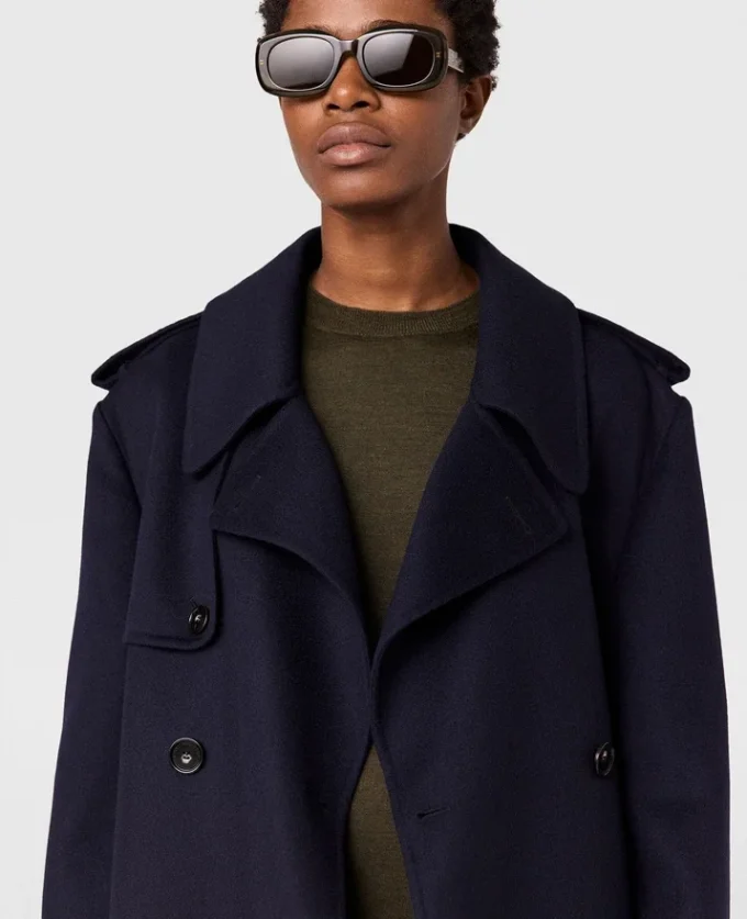 Zweireihiger Trenchcoat mit Gürtel